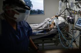 Personal de la Salud realiza un control a un paciente con covid-19 en un hospital de la provincia de Buenos Aires (Argentina).