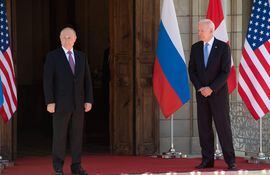 Foto de archivo: Vladimir Putin, presidente de Rusia (izq) y Joe Biden, presidente de los Estados Unidos (der).