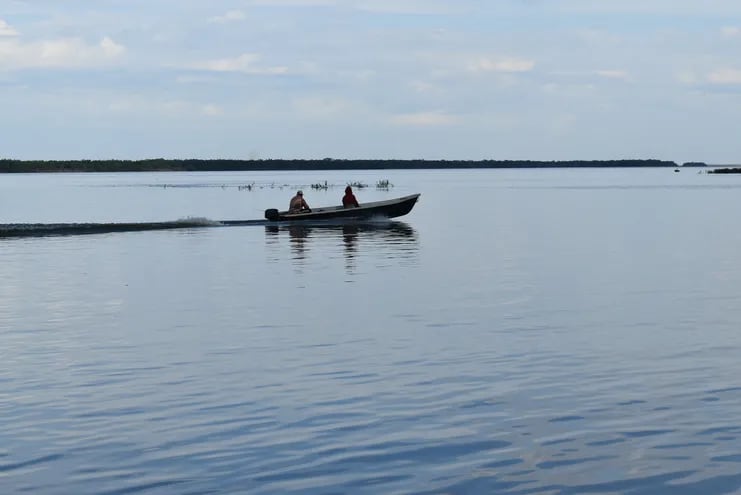 Pescadores de Ayolas navegan por el río Paraná en busca de una buena pesca.