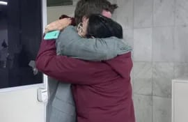 María Castañe, mamá de Belén Whittingslow, emocionada abraza al abogado Rodrigo Cuevas, luego de haber obtenido la aprobación de la accción de inconstitucionalidad que permitirá que la joven estudiante vuelva a casa.