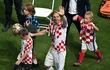 Luka Modric de Croacia (C) reacciona con sus hijos después del partido de fútbol por el tercer lugar de la Copa Mundial de la FIFA 2022 entre Croacia y Marruecos en el Estadio Internacional Khalifa en Doha, Qatar, el 17 de diciembre de 2022.