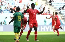 Breel Embolo, de origen camerunés, marcó el 1-0 de Suiza sobre Camerún, pero no festeja el tanto en el Mundial Qatar 2022.
