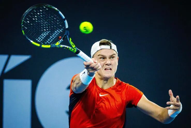 El tenista danés Holger Rune (20 años) avanza en el torneo de Brisbane a la espera de Nadal.