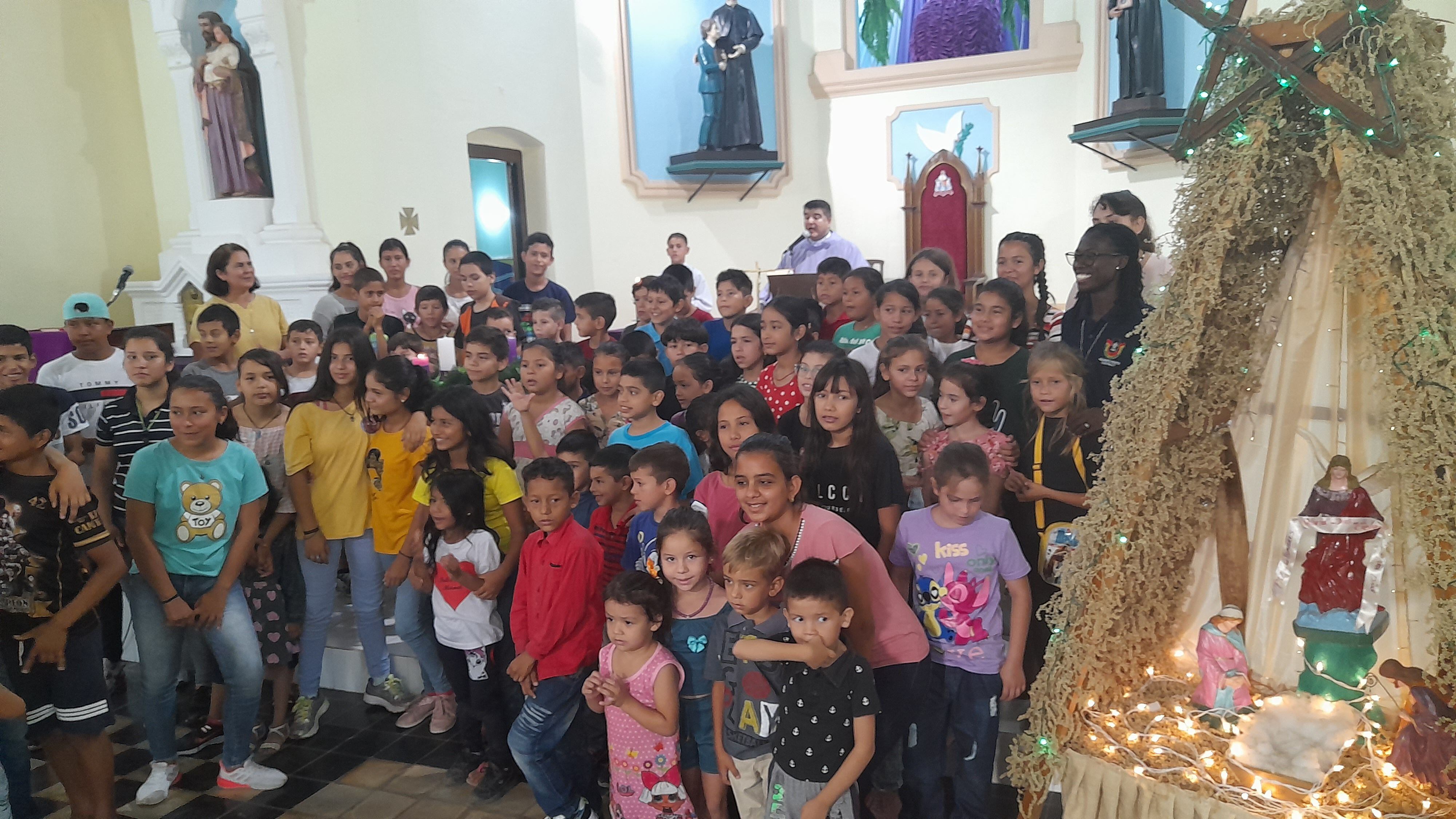 Los niños en Fuerte Olimpo se preparan para vivir la Navidad, fue al término de la celebración religiosa en la Catedral de María Auxiliadora.