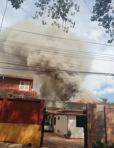 El incendio se registró una vivienda del barrio Boquerón de Ciudad del Este.