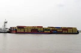 un-tren-de-barcazas-paraguayo-con-contenedores-transportando-varios-productos-nuestros-socios-argentinos-no-paran-de-trabar-a-un-pais-mediterraneo-220531000000-530511.jpg