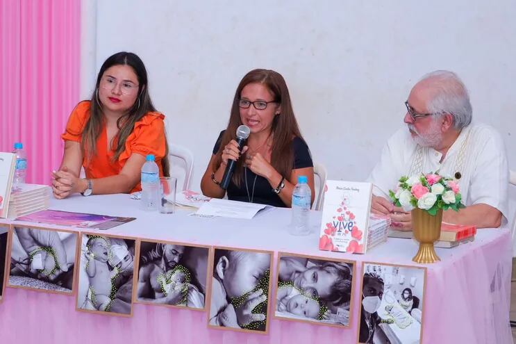 De izquierda a derecha la Psicológa, Luz Cuenca, la escritora Mirian Candia Sánchez y el párroco Antoni Miró.