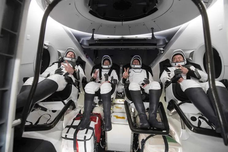Los astronautas Thomas Pesquet, Megan McArthur, Shane Kimbrough y Aki Hoshide, en el interior de la nave de SpaceX.