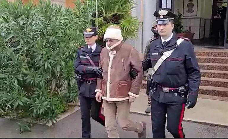 Matteo Messina Denaro, el jefe de la mafia en Palermo,Sicilia, es escoltado luego de ser atrapado frente a una clínica donde seguía tratamiento bajo un nombre falso.
