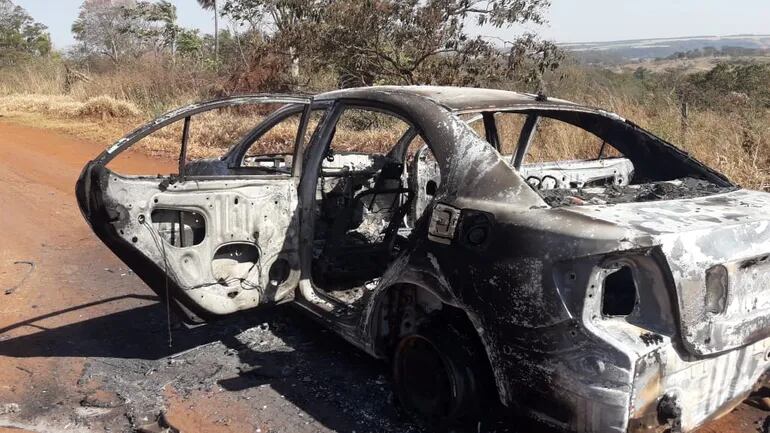 El primer vehículo incinerado en un camino rural de la colonia Cerro Cora´i.