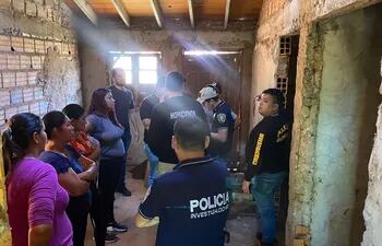 La casa abandonada, en la que fue encontrada sin vida la niña de 3 años, se encuentra ubicada en el asentamiento Romero Cué de Pedro Juan Caballero, departamento de Amambay.