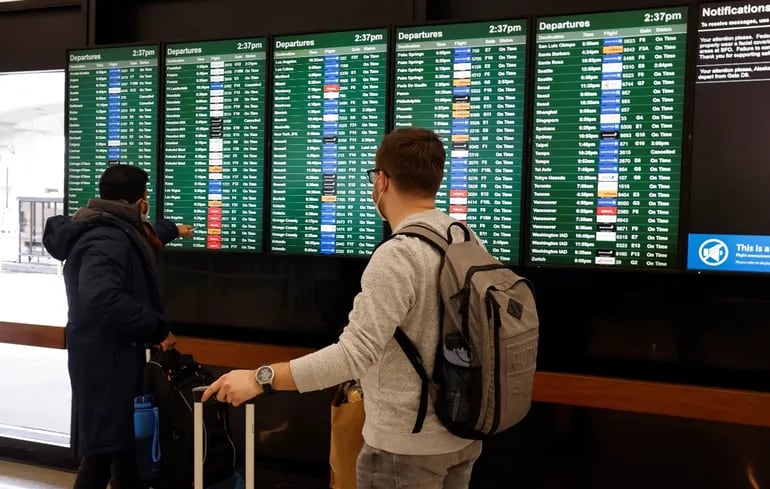 Pasajeros se informan sobre la cancelación de vuelos en el aeropuerto de San Francisco. (EFE)