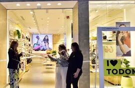 Todomoda se suma a la propuesta de valor del Shopping Mariano. La inauguración de la tienda tuvo lugar del jueves 11 de mayo.