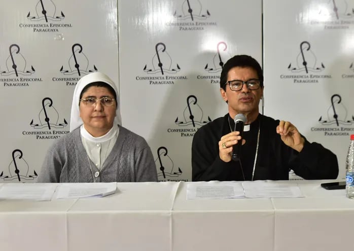 El Monseñor Amancio Benítez, obispo de Benjamín Aceval y secretario general de la CEP, en compañía de la Hermana Norma Olmedo, de la Conferencia de Religiosos del Paraguay (Conferpar).