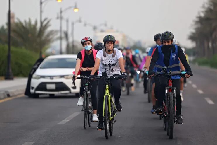 Mujeres sauditas y extranjeras pedalean en la ciudad de Yeda, en la ultraconservadora Arabia Saudí.