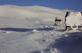 la-situacion-climatica-en-la-zona-era-de-unos-20-grados-bajo-cero-los-camiones-varados-quedaron-bajo-la-masa-de-nieve-los-camioneros-paraguayos-logr-204535000000-570856.jpg