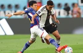 Jamal Musiala (R) de Alemania en acción contra Wataru Endo (L) de Japón durante el partido de fútbol del grupo E de la Copa Mundial de la FIFA 2022 entre Alemania y Japón en el Estadio Internacional Khalifa en Doha, Qatar, el 23 de noviembre de 2022.