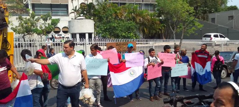 Manifestación de productores de banana paraguaya frente a la Embajada Argentina en Asunción.