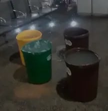 Cestos de basuras tratan de contener el agua que cae por las filtraciones en la Terminal. (Captura de video).
