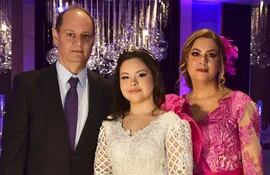 La quinceañera junto a sus padres Oscar Antúnez y Carolina Troche.