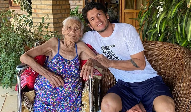 Amor del bueno. Doña Dora y su nieto Nelson Haedo Valdez, quien siempre la llena de cariño cuando visita tierra guaraní y también desde la lejana Alemania.