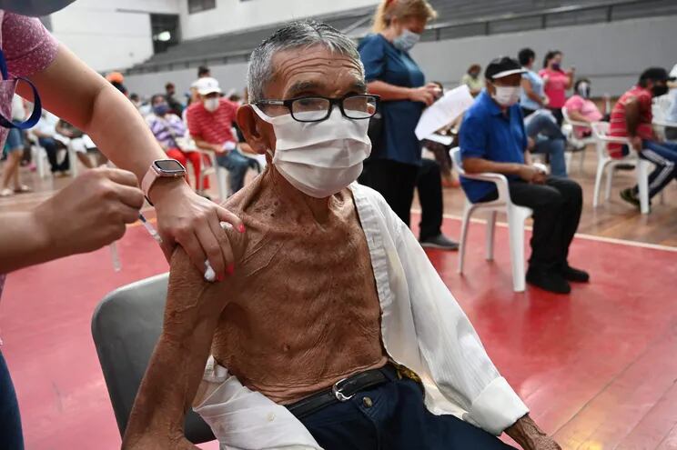 Anacleto Avalos, 92, es inoculado con la vacuna Sputnik V contra el COVID-19 en San Lorenzo. Paraguay no figura en la lista de países en desarrollo que propuso a la OMC la suspensión de las patentes de las vacunas y otros productos contra el coronavirus.