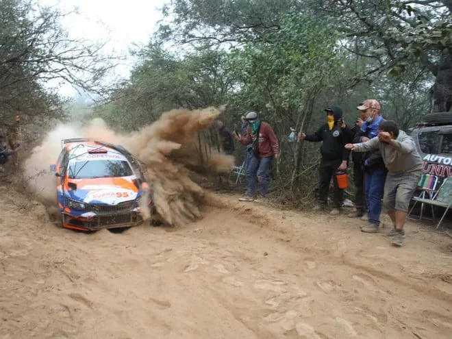 Los aficionados observan el paso de un auto en la Etapa 1 del Rally del Chaco 2023.