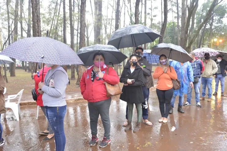 En el vacunatorio peatonal de la Gobernación del Alto Paraná, varias personas tuvieron que esperar su turno bajo la lluvia.