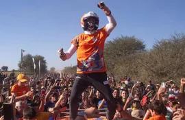 Agustín Alonso festeja el triunfo en el Rally del Chaco 2023 al llegar a Campo 48.