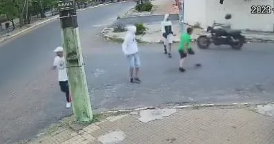 Cuatro jóvenes roban una moto en plena marcha.
