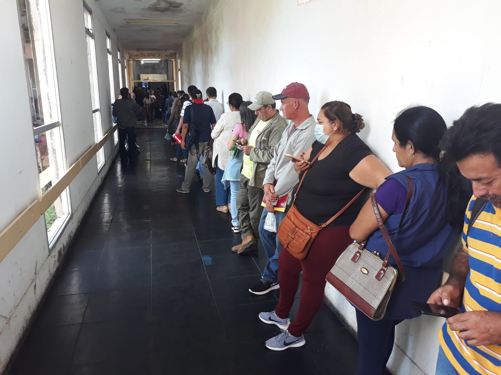Fila de pacientes a la espera de sus tratamientos en el Incan, el pasado lunes 24 de abril, fecha en que la Cámara de Diputados debía sesionar pero dieron la espalda a las necesidades oncológicas. 