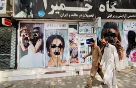 Activistas afganas acusaron a la comunidad internacional de abandonar a las mujeres del país frente a los abusos de los talibanes y reclamaron más presión sobre el régimen de Kabul para que ponga fin al actual “apartheid de género”.