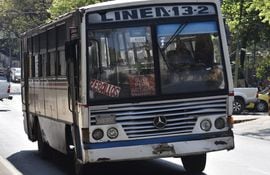 Uno de los buses de la Línea 16-2, interno de Asunción.