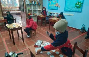 En el Centro Educativo Ñande Róga, de Limpio, los más chiquitos tuvieron hoy su primera clase presencial de la segunda etapa del año escolar.