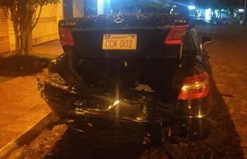 El automóvil del político colorado quedó con importantes daños en la parte posterior.