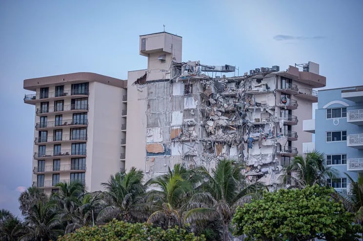 Vista exterior del edificio de 12 pisos derrumbado parcialmente hoy, cerca de 88th Street y Collins Avenue, en la ciudad de Surfside, al norte de Miami Beach, Florida (EE.UU.).