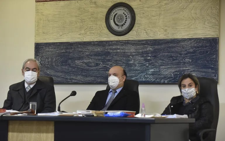 De izq. a der. los jueces Fabián Escobar, Carlos Hermosilla y Sandra Farías.