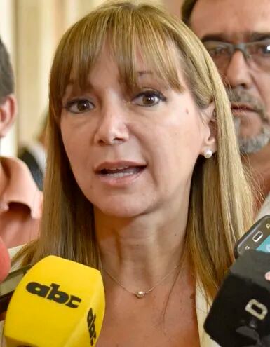 Carla Bacigalupo, ministra de Trabajo, acompañó  ayer al presidente  Mario Abdo Benítez en  un acto oficial en Palacio de López.