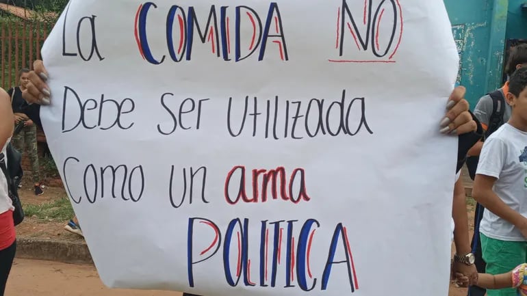 Estudiantes de un colegio de Areguá toman la institución y cierran calles en protesta contra la ley "Hambre cero".