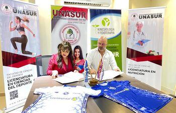 La rectora de la Universidad Autónoma del Sur (Unasur), Mirtha Reyes, y el presidente del Club Sol del América, Carlos Giagni, durante la firma del convenio.