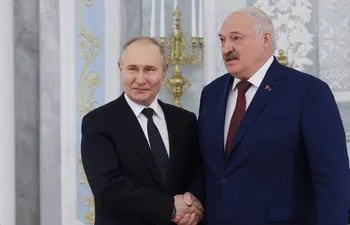 El presidente ruso Vladimir Putin (L) y el presidente bielorruso Alexander Lukashenko asisten a una reunión en el Palacio de la Independencia en Minsk, Bielorrusia, el 24 de mayo de 2024.