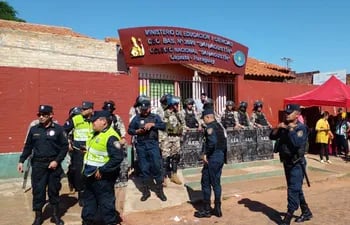 Agentes de la Comisaría jurisdiccional y las Fuerzas Especiales resguardaron el lugar, luego de la apertura del portón del Colegio San Agustín.