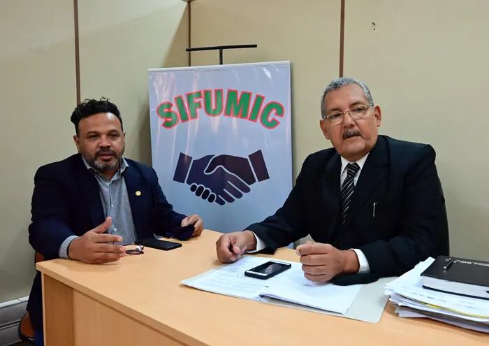 Ulises Ruiz Díaz y Jorge Caballero, del sindicato de funcinarios del MIC. Lamentaron la falta de respuesta de la actual administración, dirigida por  Luis Alberto Castiglioni.