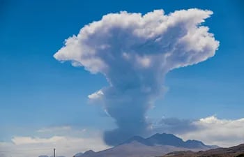 Vista del volcán Lascar durante un pulso eruptivo en Peine, Región de Antofagasta, Chile, tomada el 10 de diciembre de 2022.