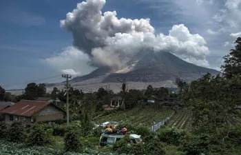 evacuan-a-6-000-indonesios-por-riesgo-de-erupcion-del-volcan-sinabung-24828000000-1336036.JPG
