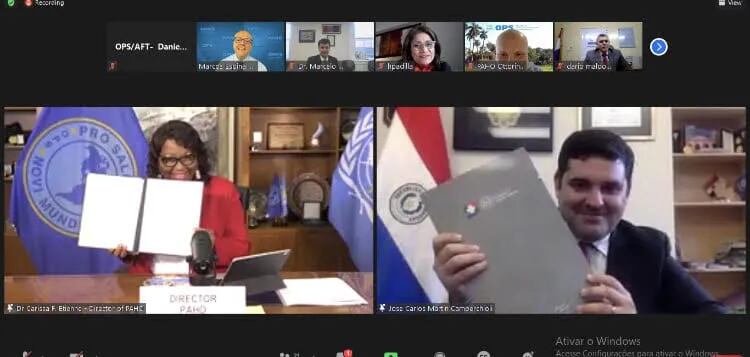 El presidente del Senacsa, Dr. José Carlos Martin, por Paraguay y la directora de la OPS, Dra. Carissa F. Etienne,  en una reunión virtual,  muestran las copias del documento rubricado en forma digital.