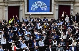 Diputados argentinos participan en la sesión plenaria en la cual se retomó el debate de la "Ley ómnibus", impulsada por el Gobierno de Javier Milei, en Buenos Aires (Argentina).