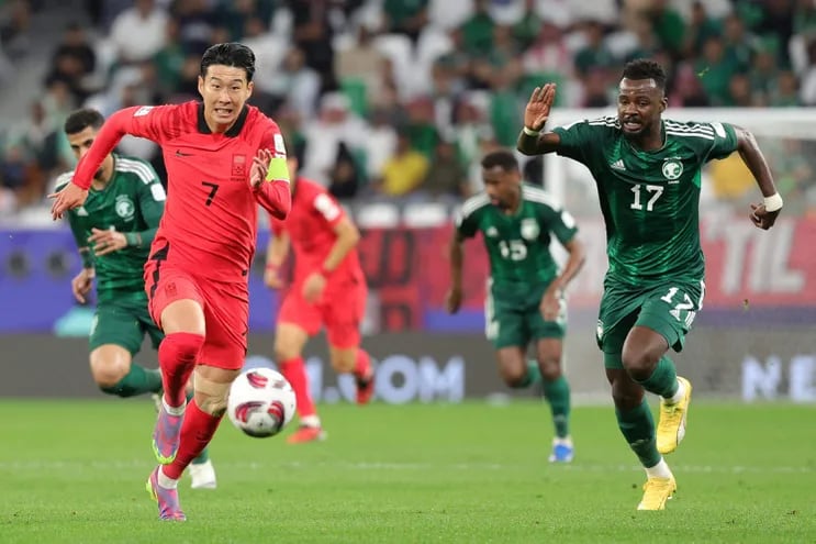 Son Heung-min (i), capitán de Corea del Sur, en acción ante Hassan al-Tambakti, de Arabia Saudí, en duelo de octavos de final de la Copa de Asia 2024.