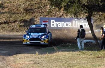 miki-zaldivar-y-fernando-mendona-con-el-ford-fiesta-ayer-en-la-super-especial-en-el-parque-tematico-de-villa-carlos-paz-la-tripulacion-paraguaya-q-221319000000-1080587.jpg