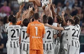 Paulo Dybala es cargado por sus compañeros en señal de aprecio al futbolista argentino, que deja a la Juventus luego de siete años.
